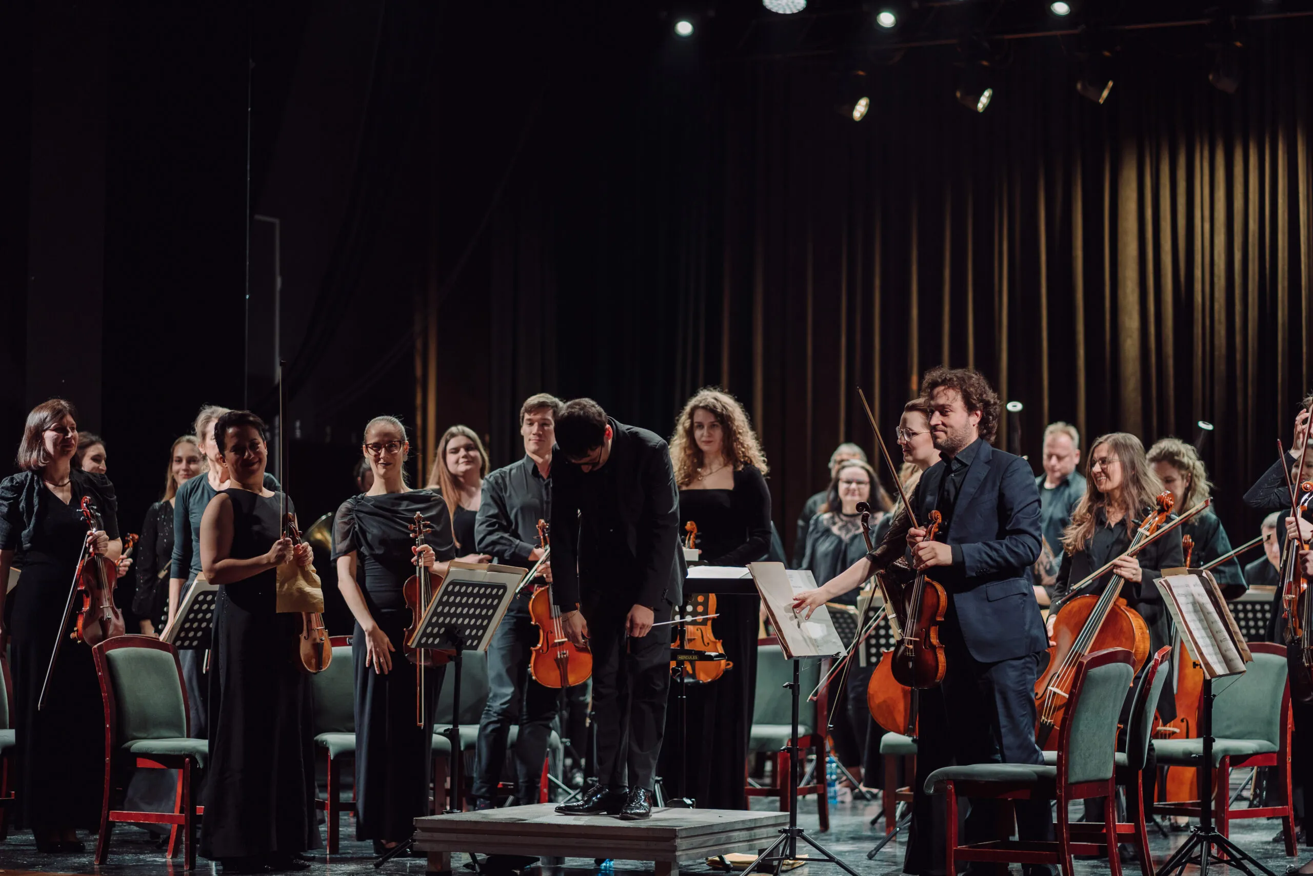 Federico Bresciani conducting an orchestra