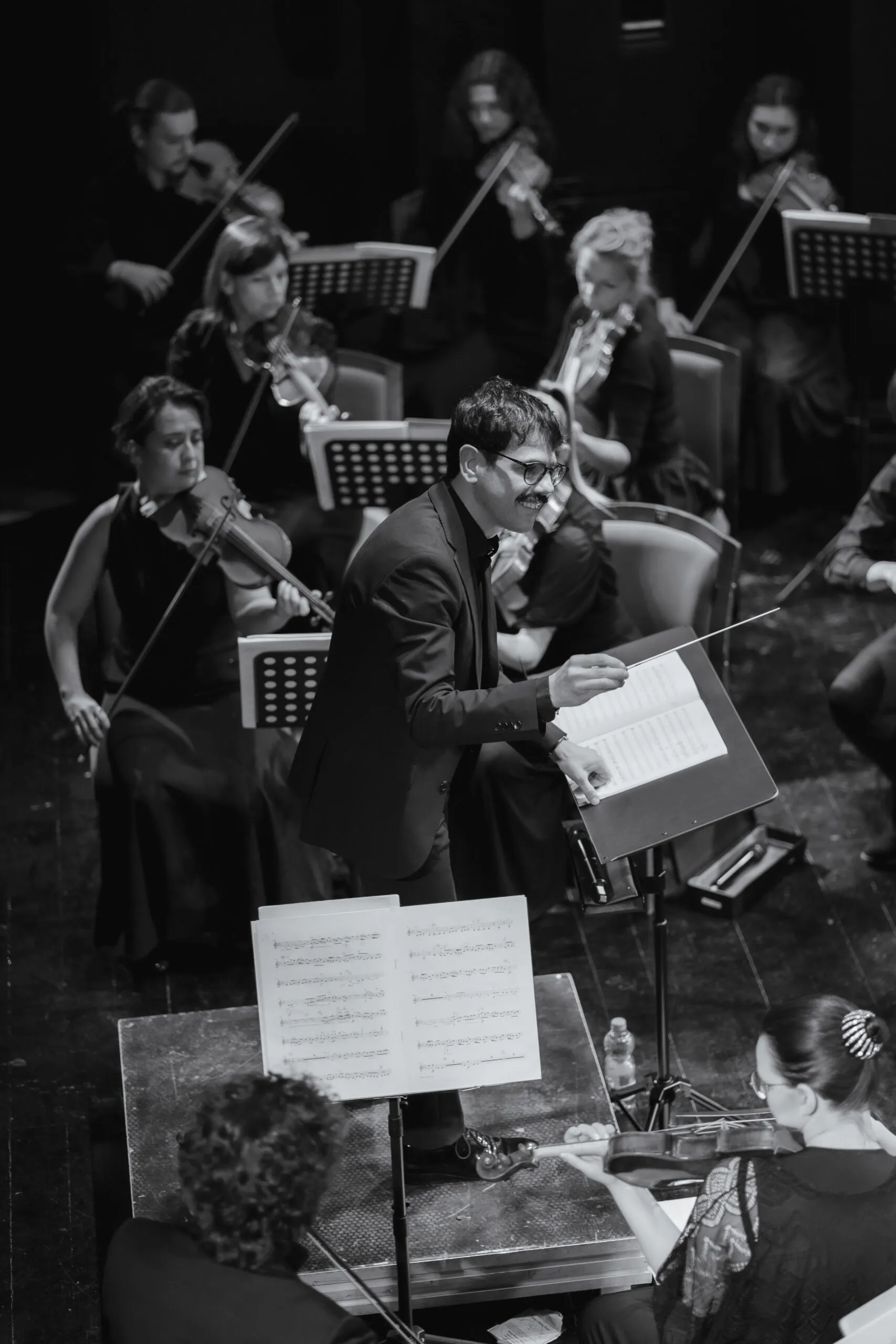 Federico Bresciani conducting an ensemble