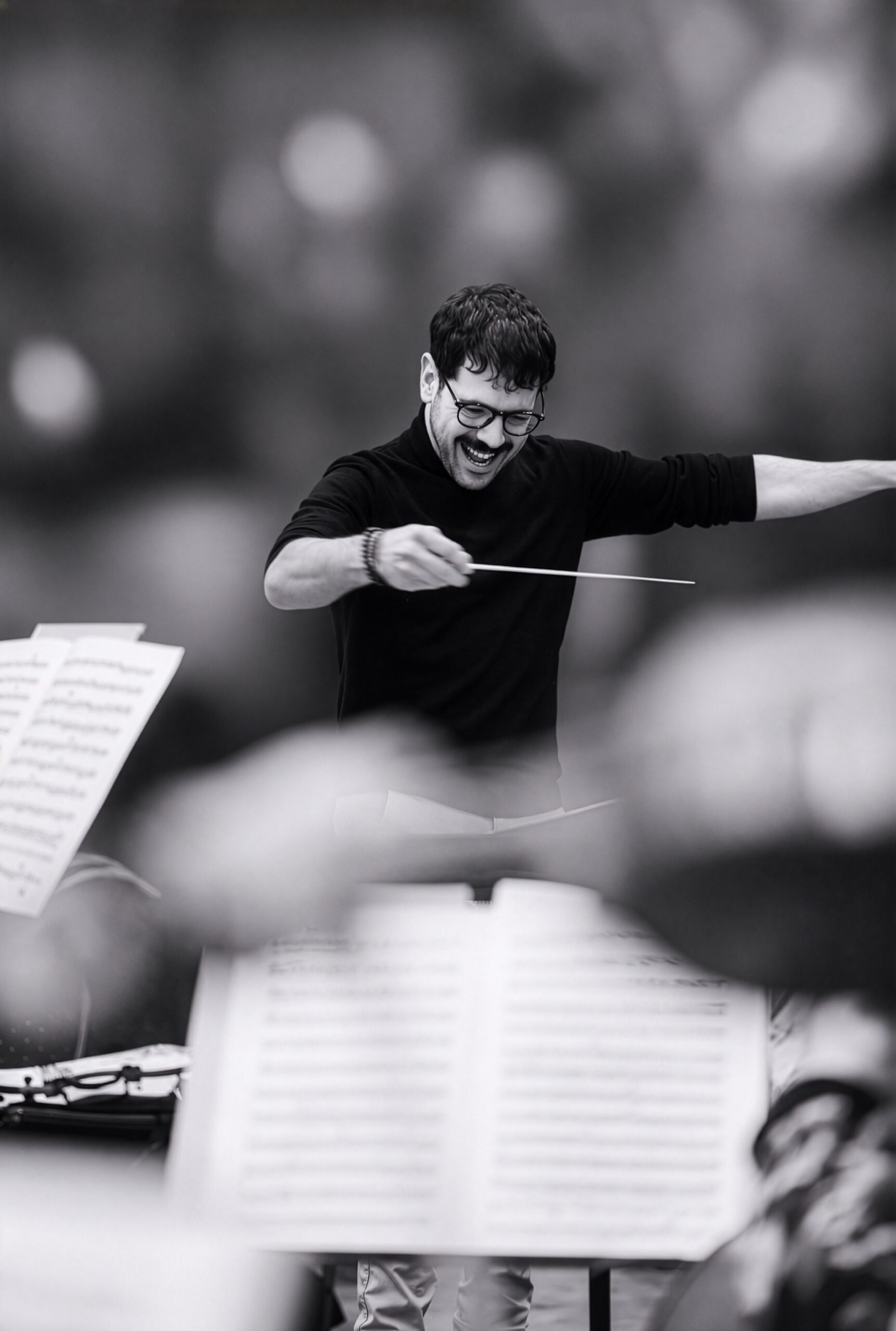 Federico Bresciani conducting, energetic gesture with baton